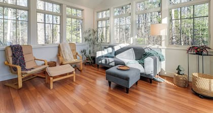 1 Mi to Maine Street! Mcm-style Home in Brunswick