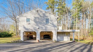 A two-story house with a garage and a covered porch. - 1 Mi to Maine Street! Mcm-style Home in Brunswick (Brunswick)