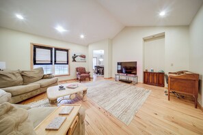 House (4 Bedrooms) | Interior - Family & Pet Friendly! 7-acre Escape in Jefferson (Jefferson)