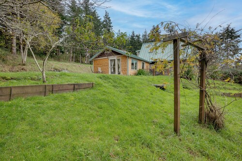 Pacific View Cottage - 100 High w/ Ocean Views