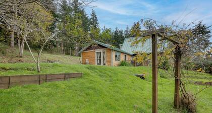 Pacific View Cottage - 100 High w/ Ocean Views