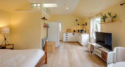 Pacific View Cottage - 100 High w/ Ocean Views