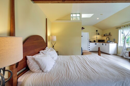 Pacific View Cottage - 100 High w/ Ocean Views