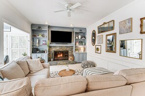 Interior - 4,100-sq-ft Gem w/ Swim Spa & Huge Yard in Raleigh (Raleigh)