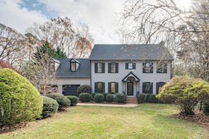 Interior - 4,100-sq-ft Gem w/ Pool Table & Yard in Raleigh (Raleigh)