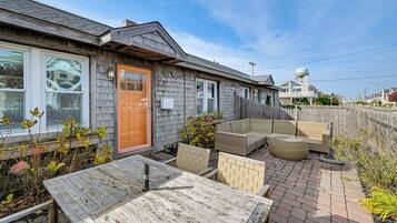 Apartment (2 Bedrooms) | Front of property