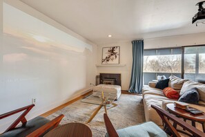 Apartment (2 Bedrooms) | Interior - 1 Mi to CU Boulder! Walkable Condo w/ Indoor Pool (Boulder)