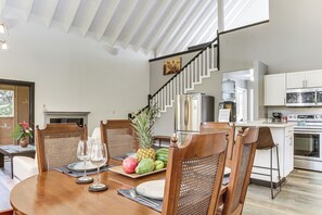 Interior - 3 Mi to Hawaii Volcanoes NP: Spacious Home w/ Deck (Volcano)