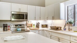 Unclassified image, 4 of 32, button - 3 Mi to Hawaii Volcanoes NP: Spacious Home w/ Deck (Volcano)