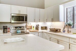 Interior - 3 Mi to Hawaii Volcanoes NP: Spacious Home w/ Deck (Volcano)