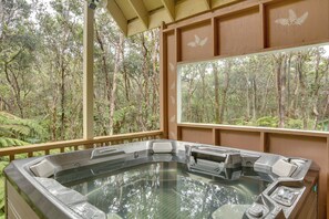 Interior - 3 Mi to Hawaii Volcanoes NP: Spacious Home w/ Deck (Volcano)