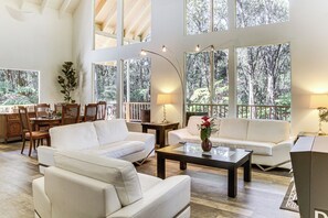 Interior - 3 Mi to Hawaii Volcanoes NP: Spacious Home w/ Deck (Volcano)