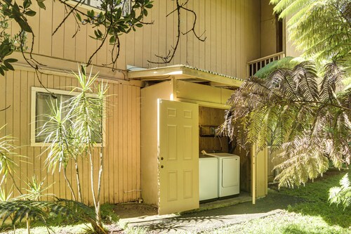 3 Mi to Hawaii Volcanoes NP: Spacious Home w/ Deck