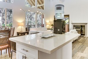Interior - 3 Mi to Hawaii Volcanoes NP: Spacious Home w/ Deck (Volcano)