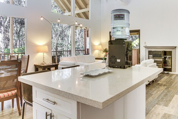 Interior - 3 Mi to Hawaii Volcanoes NP: Spacious Home w/ Deck (Volcano)