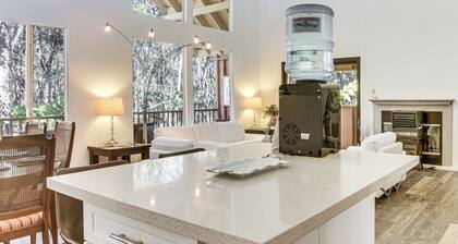 3 Mi to Hawaii Volcanoes NP: Spacious Home w/ Deck