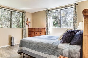 Interior - 3 Mi to Hawaii Volcanoes NP: Spacious Home w/ Deck (Volcano)