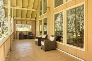 Interior - 3 Mi to Hawaii Volcanoes NP: Spacious Home w/ Deck (Volcano)