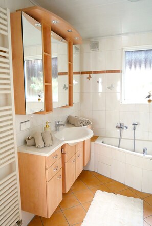 Bathroom - Vacation cottage vacation apartment Wörrstadt town center 3 bedrooms (Wörrstadt)