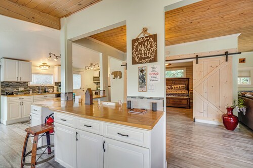 Hot Tub, Trails, Views! Little River Retreat