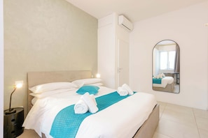 Appartement, 1 slaapkamer, balkon | Een kluis op de kamer, een strijkplank/strijkijzer, gratis wifi