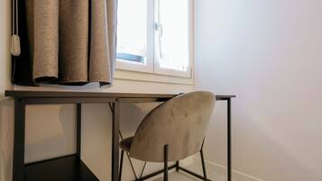 公寓, 1 間臥室, 陽台 | 客房內保險箱、熨斗/熨衣板、免費無線上網