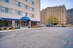 Interior - Cozy 12th-floor Studio w/ Lake Erie Views! (Lakewood)