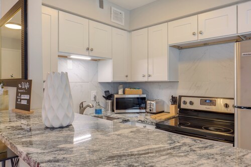 Cozy 12th-floor Studio w/ Lake Erie Views!