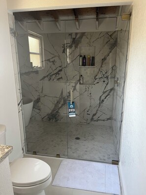 Doccia, bidet, asciugamani, sapone