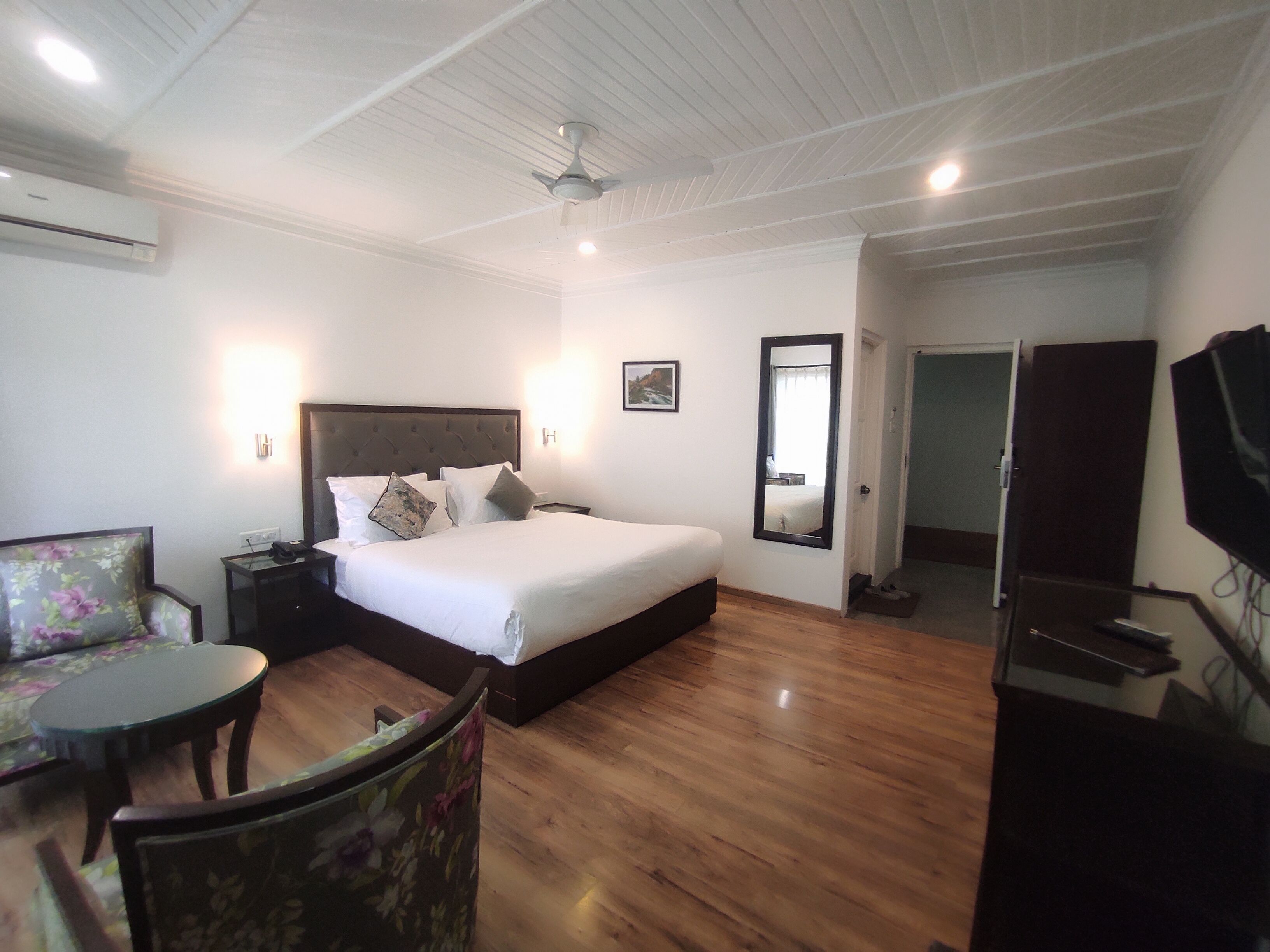 Deluxe Double Room | Iron/ironing board, free WiFi