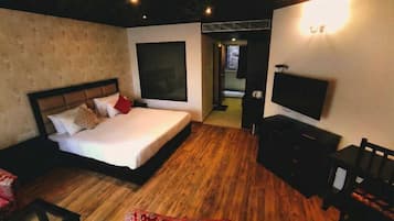 Deluxe Double Room, Garden View | Iron/ironing board, free WiFi