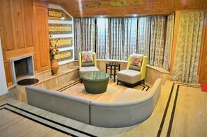 Lobby sitting area - Hotel Metropolis (Srinagar)