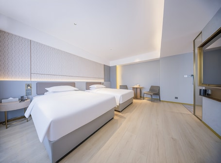 Quarto casal superior, vista para o pátio | Escrivaninha, espaço de trabalho para notebook, Wi-Fi de cortesia. Easong Plus Hotel Shanxi Museum