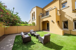 Terrace/patio - Serene 2BR Villa, Minutes Drive to Miracle Garden and Dubai Butterfly Garden (Dubai)
