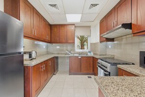 Fridge, microwave, oven, stovetop - Serene 2BR Villa, Minutes Drive to Miracle Garden and Dubai Butterfly Garden (Dubai)