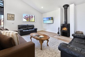 TV, fireplace - Ideal for those seeking a quiet break close to nature (Toorloo Arm)