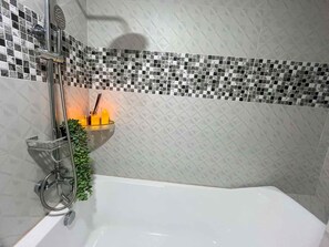 Ducha, bidé, toallas y papel higiénico