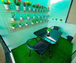 Outdoor dining - Cozy Balai Sais Staycation • Near Cafes & Viewpoints (Binangonan)