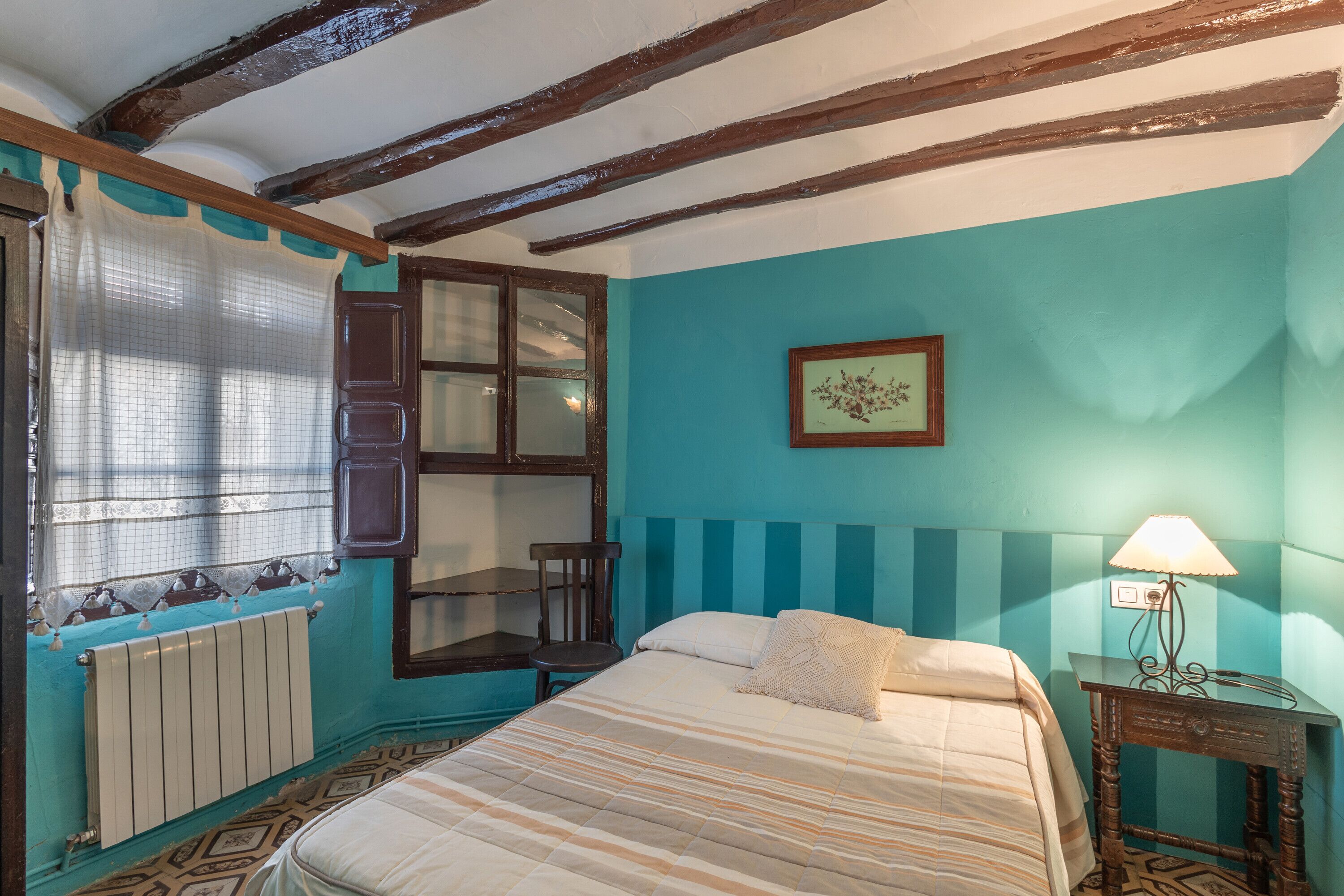 Tabla de planchar con plancha y ropa de cama