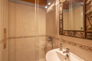 Een douche, een haardroger, handdoeken