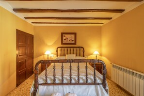 Tabla de planchar con plancha y ropa de cama 