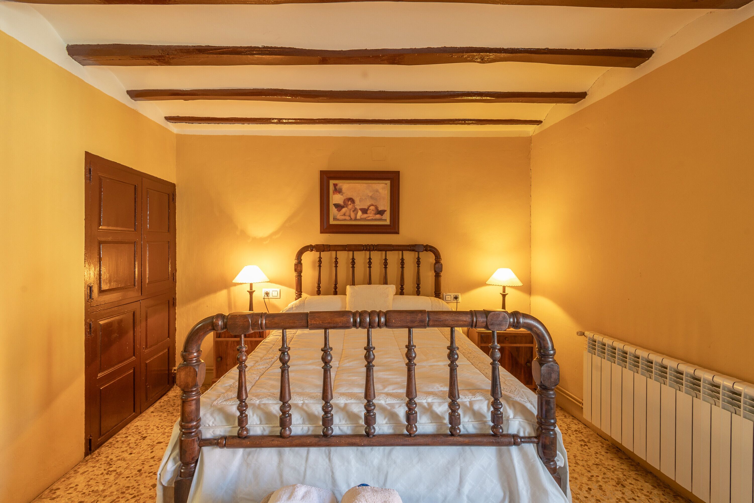 Een strijkplank/strijkijzer, beddengoed