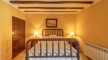 Een strijkplank/strijkijzer, beddengoed