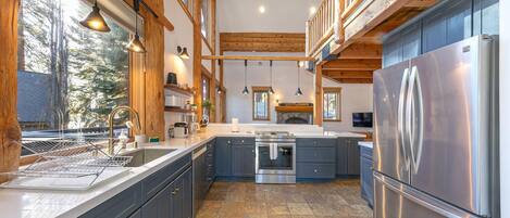 Jääkaappi, mikroaaltouuni, uuni, liesi