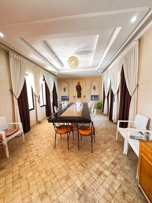 Televisi layar datar 34-inci dengan saluran TV satelit