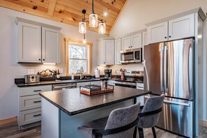 Een koelkast, een microgolfoven, een oven, een vaatwasser