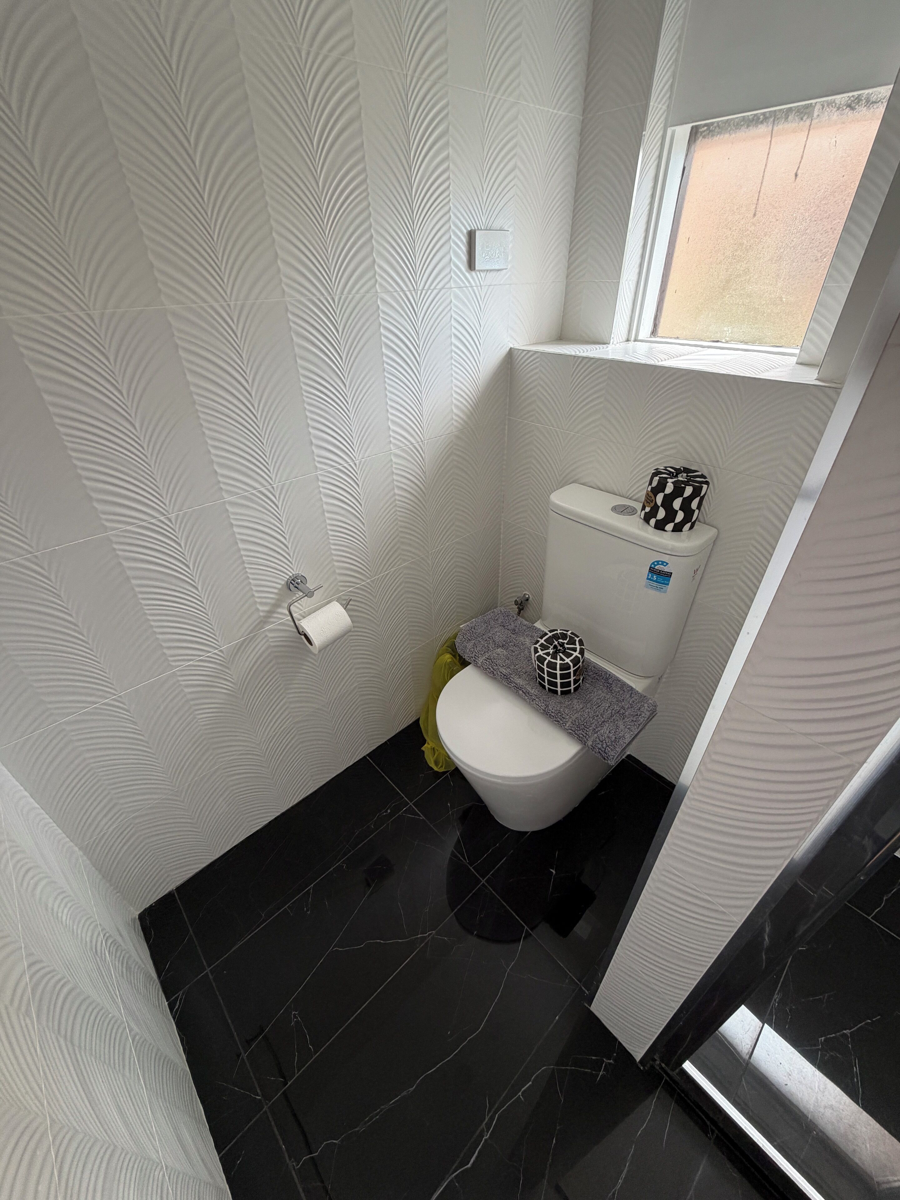 مجففات شعر، مناشف، صابون، ورق حمّام