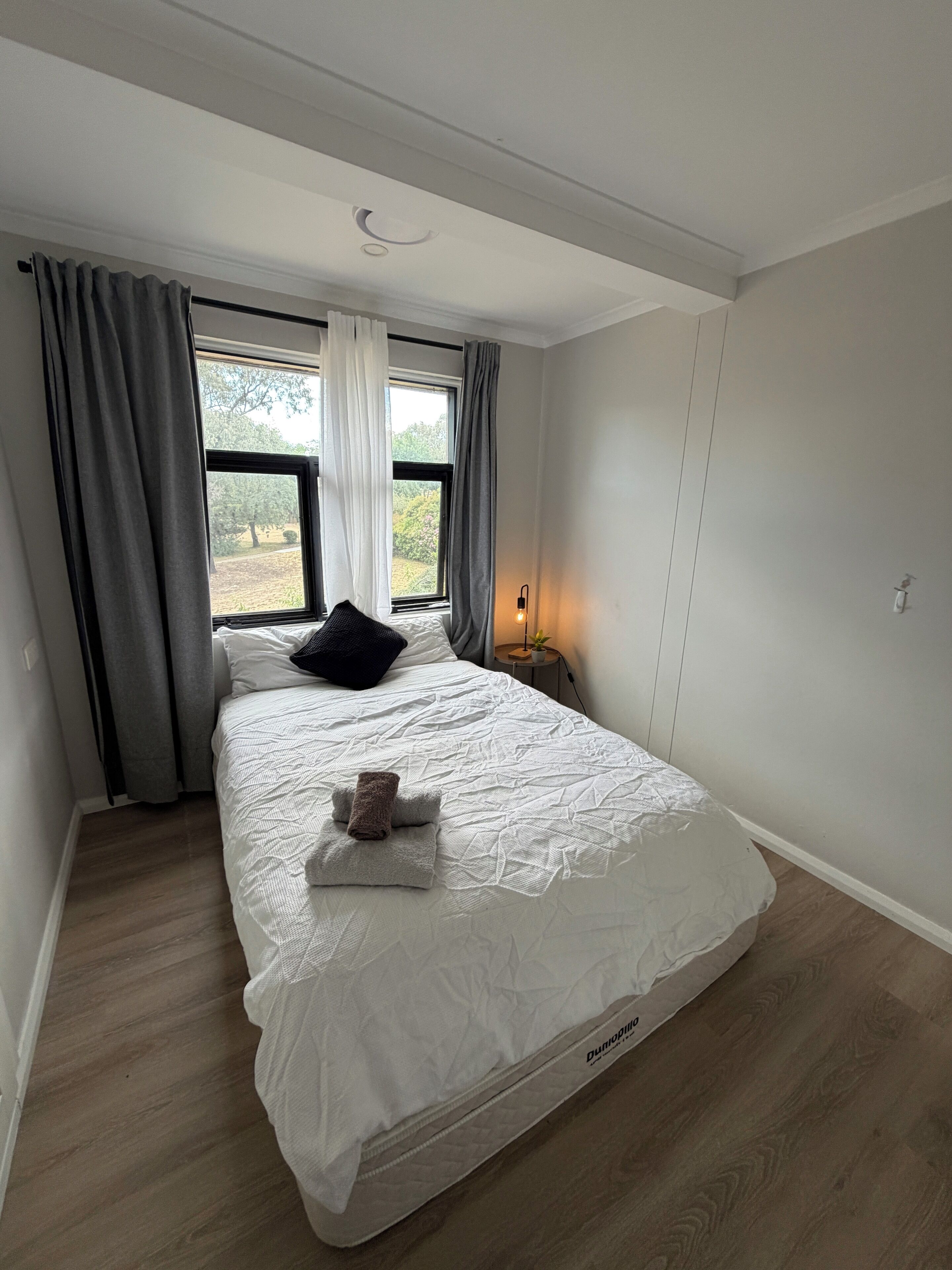 Iron/ironing board, bed sheets