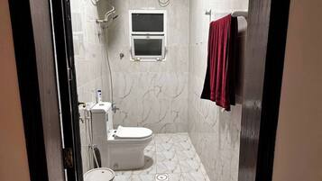 Douche, sèche-cheveux, bidet, savon