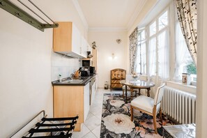 Classic Apartment, Balcony, Mountain View | Dining room - Villa Hedwig - Schwarzwald (Badenweiler)